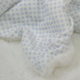 Manta topitos + conejo de peluche azul