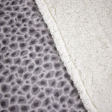 Manta sherpa animal print gris