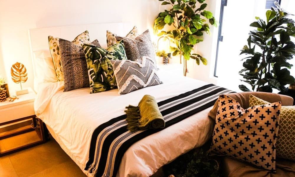 Decorar una cama con cojines