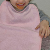 Babero rizo plastico con goma rosa